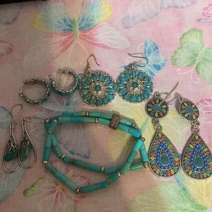 🦋 Turquoise inspired jewelry. 1 stretch bracelet & 4 pairs of earrings